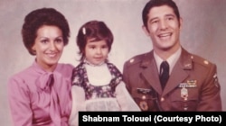 شبنم طلوعی به همراه پدر و مادرش در آمریکا در ۱۹۷۴