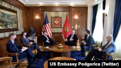 Zëvendësndihmëssekretari amerikan i Shtetit për Evropën dhe Euroazinë, njëherësh i dërguari për Ballkanin Perëndimor, Gabriel Escobar, në takim me kryeministrin malazez Zdravko Krivokapiq, në Podgoricë, 11 nëntor 2021.
