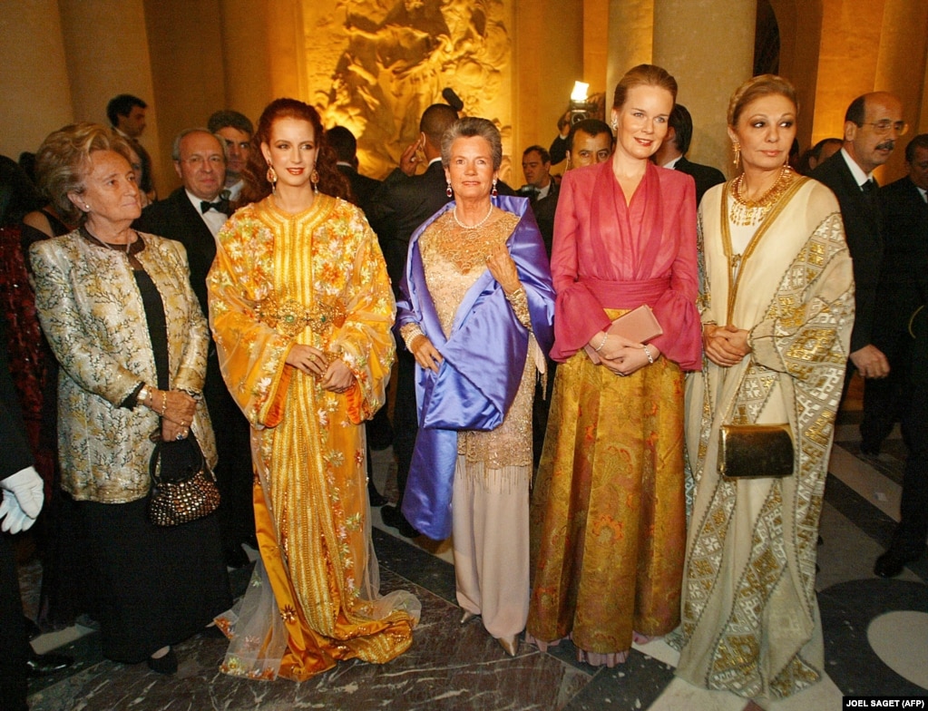 Bernadette Chirac, moglie del presidente francese Jacques Chirac (a sinistra), la principessa Lalla Salma del Marocco (seconda da sinistra), la presidente della Fondazione Anne-Aymone Giscard d'Estaing (al centro), la principessa Mathilde del Belgio ( secondo da destra) e l'ex imperatrice iraniana Farah Pahlavi (a destra) posano mentre arrivano al Palazzo di Versailles in Francia per partecipare a un gala di beneficenza nel dicembre 2003.