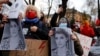 Жени носят снимката на Изабела на протест срещу забраната на абортите в Полша
