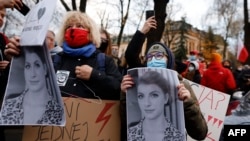 Жени носят снимката на Изабела на протест срещу забраната на абортите в Полша