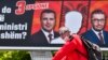 Një burrë kalon pranë një panoje të vendosur nga BDI-ja, parti e cila po kërkon që Maqedonia e Veriut të ketë kryeministrin e parë shqiptar. 