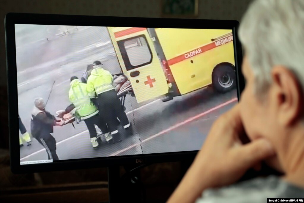 Una persona guarda un video che mostra Navalny trasportato su una barella da una squadra di ambulanze a Omsk dopo essersi ammalato gravemente a causa di un sospetto avvelenamento mentre era a bordo di un volo da Tomsk a Mosca il 20 agosto 2020.