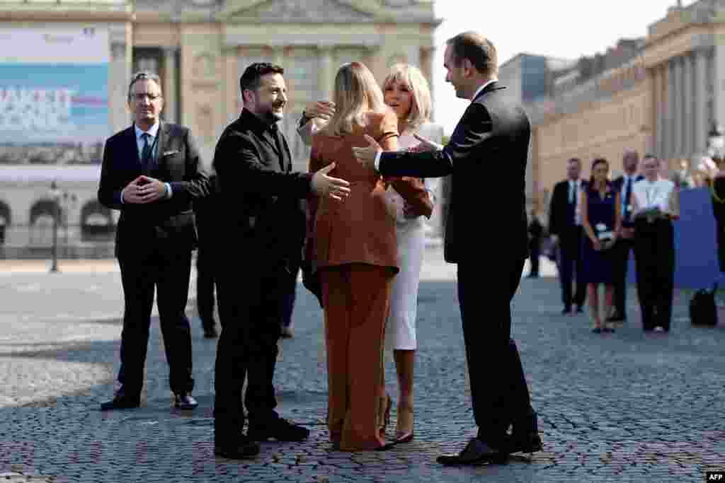 Prim-ministrul Franței, Sébastien Lecornu (dreapta), și soția președintelui francez, Brigitte Macron (centru-dreapta), îi întâmpină pe președintele Ucrainei, Volodimir Zelenski (al doilea din stânga), și pe soția acestuia, Olena Zelenska (centru-stânga), la Place de la Concorde din Paris, pe 14 iulie 2026.