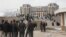 Пагман сарайы маңында тұрған Ауғанстан қауіпсіздік күштері қызметкерлері. 13 наурыз 2014 жыл.