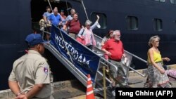 Premijer države Kambodže, Hun Sen, pozdravio je putnike američkog broda blokiranog iz nekoliko azijskih luka zbog straha od smrtonosnog novog virusa, 14 februar 2020.