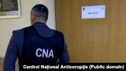 Imagine publicată de Centrul Național Anticorupție de la perchezițiile efectuate într-un dosar de corupere și trafic de influență la facultatea de Fizică a USM