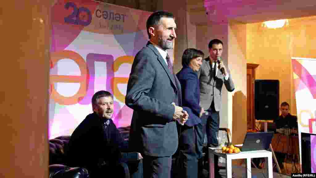 Туган көн чараларында катнашкан сәлкешләргә &quot;әтиләре&quot;, хәрәкәткә нигез салучы Җәүдәт Сөләйманов хәер-фатихасын бирде, иң актив сәлкешләргә мактау хатлары, истәлекле бүләкләр тапшырылды