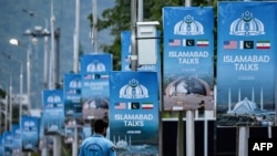 ისლამაბადში გამოფენილი პლაკატები, რომლებიც ეძღვნება პაკისტანის შუამავლობას აშშ-ირანის მოლაპარაკებაში