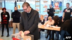 Српскиот претседател Александар Вучиќ на гласање