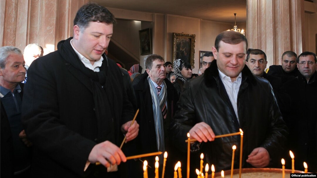 Как заявил сам Гиги Угулава, он намерен бороться до конца, но не за кресло, а за правду. Более того, в случае отмены судом своего решения, он обещает добровольно оставить свою должность
