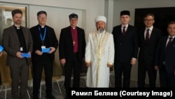 Казакъстанның баш мөфтие (уртада) Финляндия архиепископы Талио Луома (мөфтинең сул ягында), Рамил Беляев (мөфтинең уң ягында)