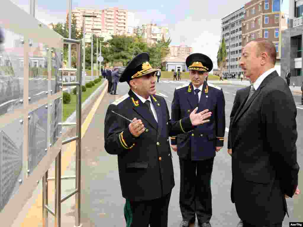Алиев открывает новое административное здание антикоррупционного департамента. Азербайджан считается одной из самых коррумпированных стран мира - в рейтингах международных организаций он стоит рядом с Нигерией и Пакистаном.