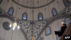 Ceremonia kryesore në Kosovë mbahet rëndom në Xhaminë e Madhe në Prishtinë.