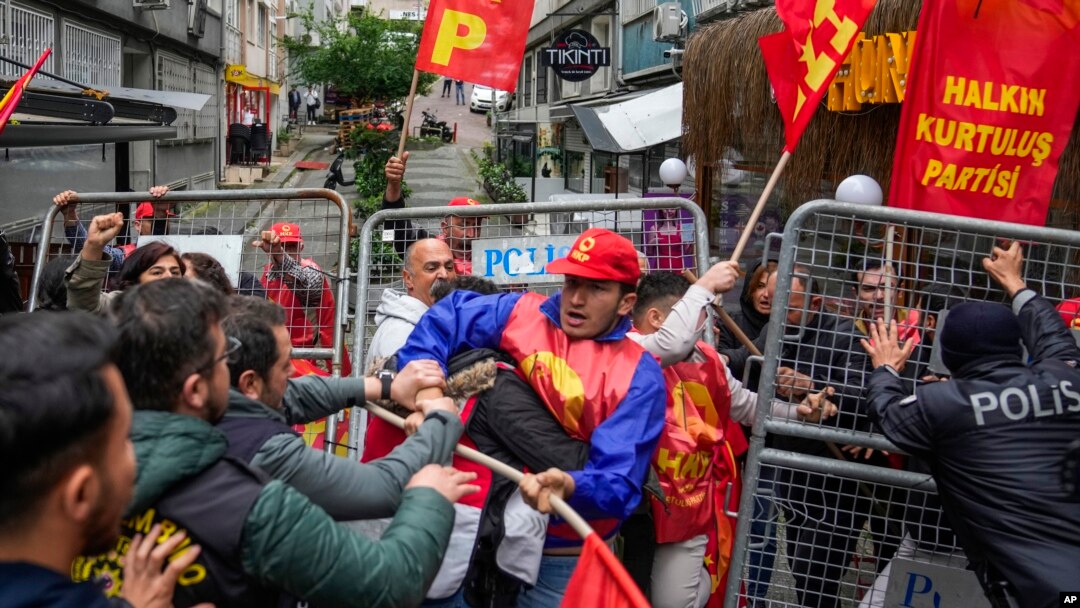 Poliția din Istanbul a reținut zeci de persoane care au încercat să ajungă în piața principală a orașului, Taksim, sfidând interdicția guvernului de a sărbători Ziua Muncii de 1 Mai în acest loc emblematic.