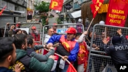 Članovi sindikata se svađaju sa turskim policajcima dok marširaju tokom proslave Praznika rada u Istanbulu, Turska, u srijedu, 1. maja 2024.