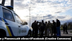 Закарпатський ОТЦК заявив, що група осіб намагалася силоміць прорватися на територію військового об’єкта, «загрозу було локалізовано та напад відбито»