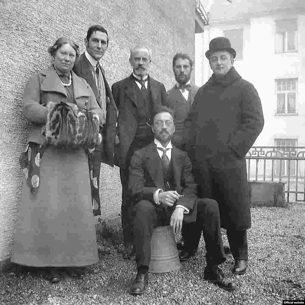 Maria și Franz Marc, Bernhard Koehler, Heinrich Campendonk, Thomas von Hartmann, și (așezat) Wassily Kandinskype terasa locuinței de pe Ainmillerstrasse 36, München, 1911. Photograph by Gabriele Münter Gabriele Münter- und Johannes Eichner-Stiftung.