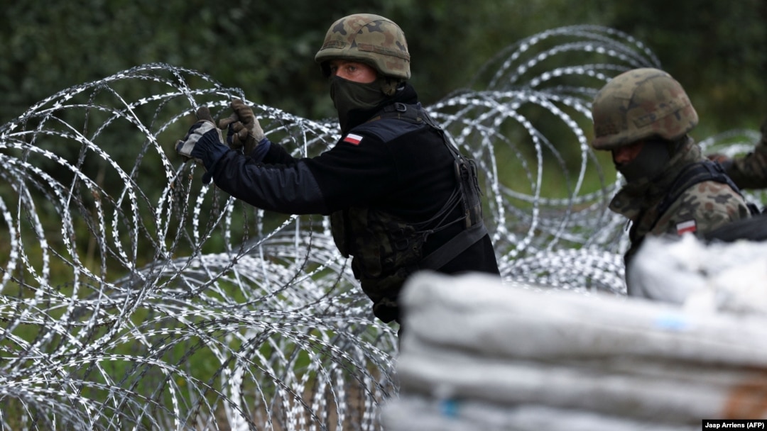 Gardul din sârmă ghimpată ridicat de autoritățile poloneze ar trebui să oprească migrația ilegală dinspre Belarus înspre Uniunea Europeană.