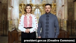 Президент України Володимир Зеленський і перша леді Олена Зеленська у Софії Київській під час запису відеопривітання українців із Великоднем. Київ, квітень 2026 року 