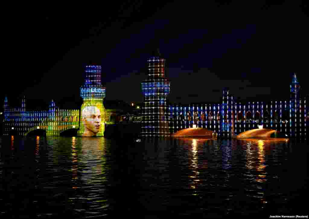 ბერლინში ყოველწლიური სინათლის ფესტივალი დაიწყო. ფესტივალის ფარგლებში ქალაქის ღირსშესანიშნაობები, შენობები და მონუმენტები სხვადასხვა ფერის შუქებით ნათდება. წლევანდელი ფესტივალის მესიჯი კორონავირუსის წინააღმდეგ გაერთიანებაა. ​📸: REUTERS/Joachim Herrmann