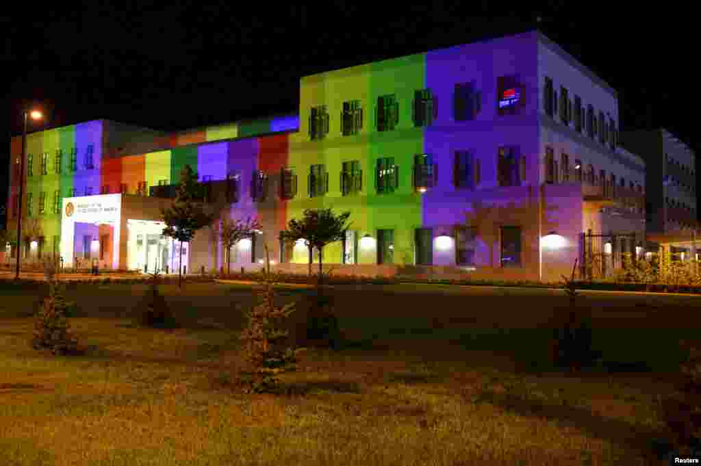 نورپردازی سفارت ایالات متحده آمریکا در بوسنی و هرزگوین، به مناسبت روز جهانی مبارزه با همجنسگراستیزی، دوجنسگراستیزی و تراجنسگراستیزی تغییر کرده است.