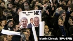 Участники демонстрации в Праге против избрания депутата-коммуниста на пост главы парламентской комиссии по контролю за деятельностью Генеральной инспекции сил безопасности. 5 марта 2018 года.