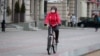 Женщина едет на велосипеде в маске. Минск, 3 апреля 2020 года