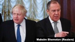 Russian Foreign Minister Sergei Lavrov (right) and British Foreign Secretary Boris Johnson in Moscow on December 22