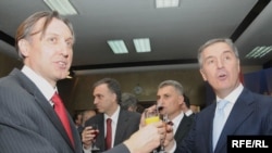 Ranko Krivokapić i Milo Đukanović slave izbornu pobjedu, 2009.