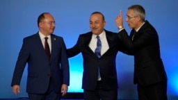 Ministrul de Externe al României, Bogdan Aurescu, alături de omologul său turc, Mevlut Cavușoglu, și secretarul general al NATO, Jens Stoltenberg, în timpul ministerialei NATO de la București din noiembrie 2022, a doua reuniune NATO care are loc în România în ultimii 15 ani. 