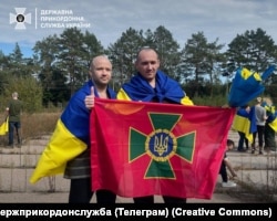 Денис Сторожук з побратимом після звільнення з полону, вереснь 2024 року