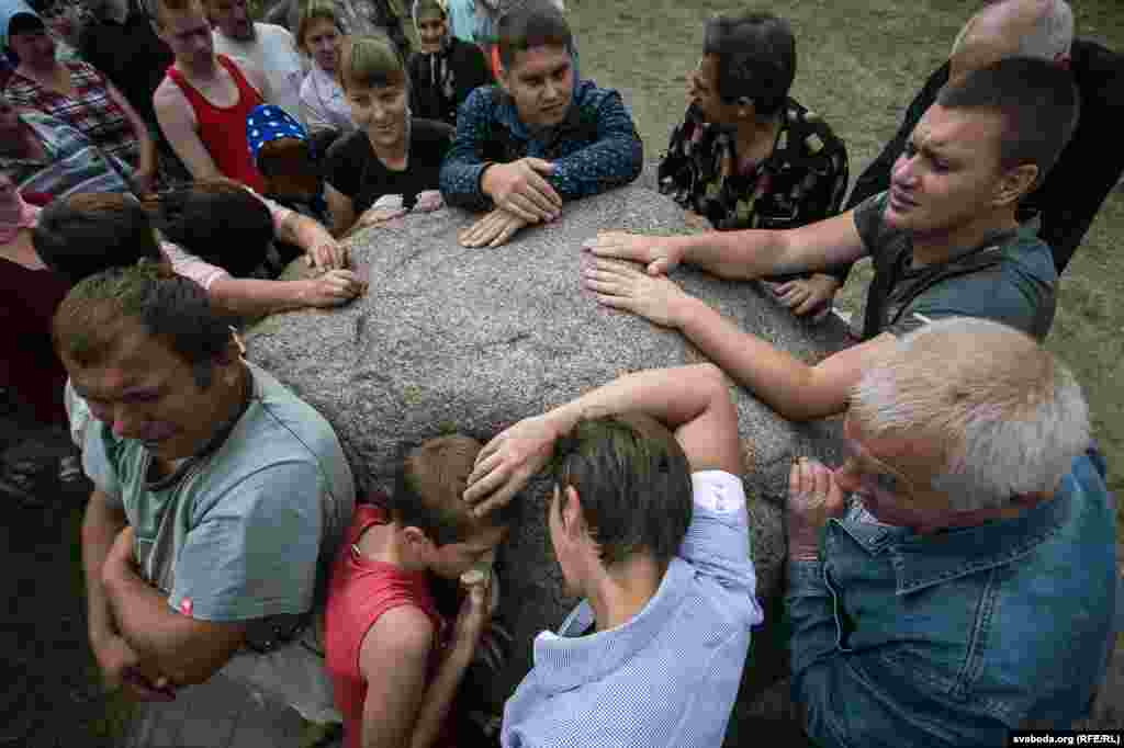 Цяпер тут ляжыць іншы валун. ​Легенда пра Сіні Калодзеж напісаная на вялікім валуне, што стаіць пасярод паляны, дзе ручай робіць круты паварот. Нехта лекуецца, прытуляючыся да каменя. 