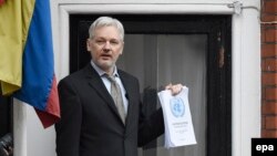 Джулиан Ассанж на балконе посольства Эквадора в Лондоне.