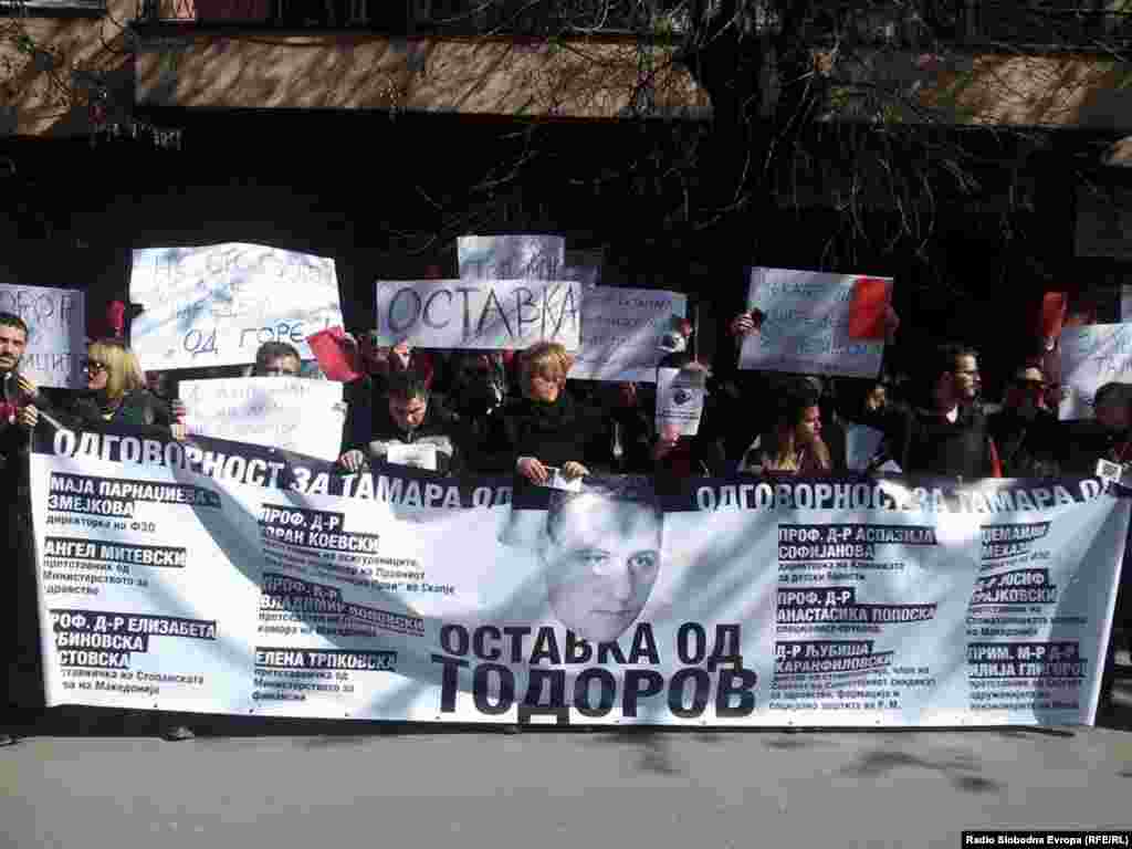 МАКЕДОНИЈА - Љупчо Стојановски, дедото на Тамара која почина чекајќи операција во странство, е осуден на седум години и шест месеци затворска казна за обид за убиство на поранешниот министер за здравство Никола Тодоров.