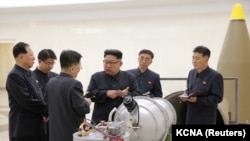 Հյուսիսային Կորեայի առաջնորդ Քիմ Յոնգ Ունը զինվորականների և գիտնականների հետ քննարկում է միջուկային զենքին առնչվող հարցեր: Լուսանկարը տարածել է Հյուսիսային Կորեայի պետական լրատվական գործակալությունը: 