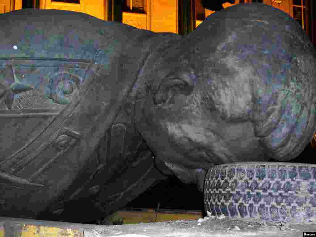 A statue of Josef Stalin after it was dismantled in his hometown of Gori, Georgia, on June 25. Authorities removed the towering statue from the central square in the dead of the night, carting away the monument to Georgia's most famous native. The 6-meter-high bronze statue will be moved to the courtyard of a museum dedicated to Stalin and replaced on the main square by a monument to victims of Georgia's 2008 war with Russia. (Photo by Nino Chibchiuri/Reuters)