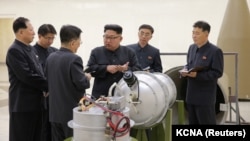 Лидер Северной Кореи Ким Чен Ын дает указания ученым-ядерщикам у термоядерного взрывного устройства (вероятно, макета), фото государственного агентства ЦТАК. По сообщению Пхеньяна, это было 2 сентября 2017 года, за день до испытания