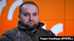 Руслан Циганков пояснив, що зараз військові, які за станом здоров’я не можуть виконувати бойові завдання, залишаються на тилових посадах і отримують мінімальні зарплати – близько 20 тисяч гривень