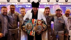 Украинският боксьор в тежка категория Олександър Усик позира със своите колани на пресконференция на лондонския стадион "Уембли" дни преди мача му с британеца Даниел Дюбоа. При първата им битка, на 26 август 2023 г., украинецът спечели с нокаут в деветия рунд.