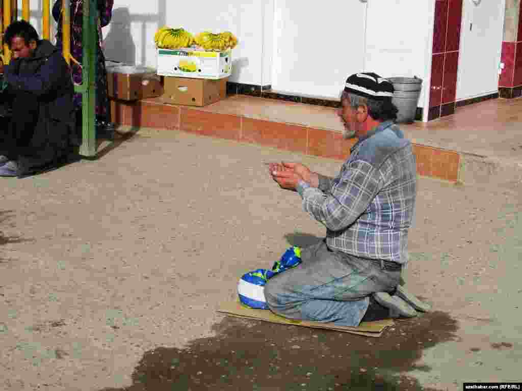 T&uuml;rkmenabat ş&auml;herinde bir adam dileg&ccedil;ilik ed&yacute;&auml;r