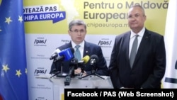 Igor Grosu (stânga) și Nicolae Ciucă la conferința organizată la sediu Partidului Acțiune și Solidaritate din Chișinău.