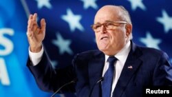 Rudy Guiliani, ish-kryebashkiak i Nju Jorkut, merr pjesë në një tubim në Paris 