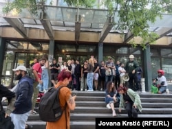 Studenti su najavili su da će blokada suda trajati dok svi pritvoreni demonstranti ne budu pušteni. Studenti ispred Suda u Novom Sadu, 19. avgust