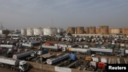 د کراچۍ د تېلو په ټرمینل کې ګڼې لارۍ ولاړې دي - د مارچ ۱۲مې انځور. 