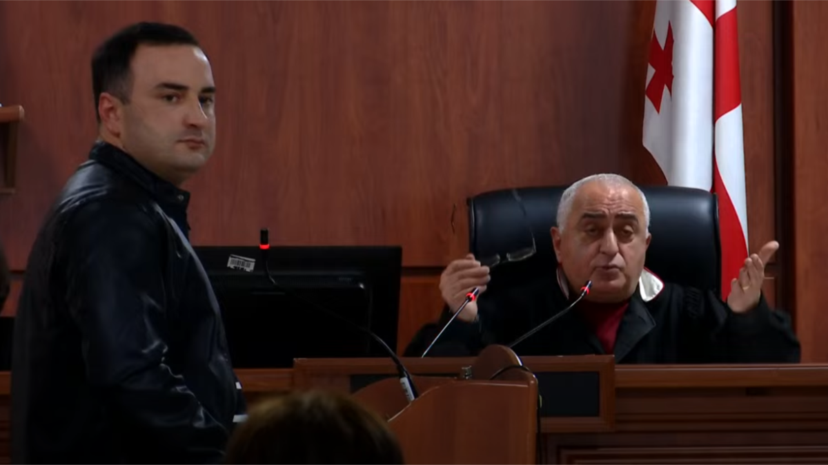 რას ამბობს პოლიციელი, რომელიც ამაღლობელის დაკავების ოქმს აწერს ხელს და რა ჩანს კადრებში