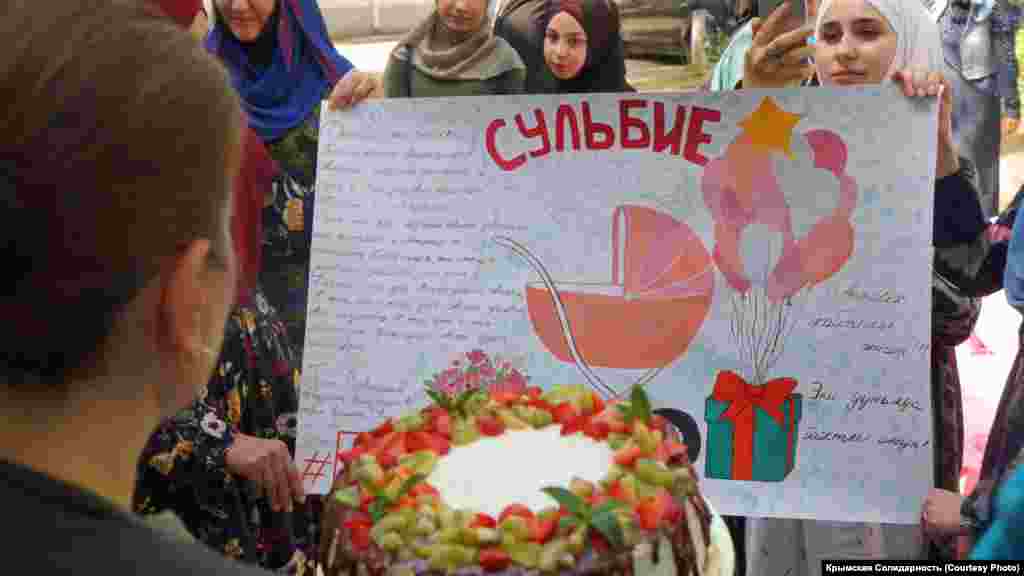 Супругу Абдурахманова вместе с новорожденной девочкой встречали с плакатами и шарами