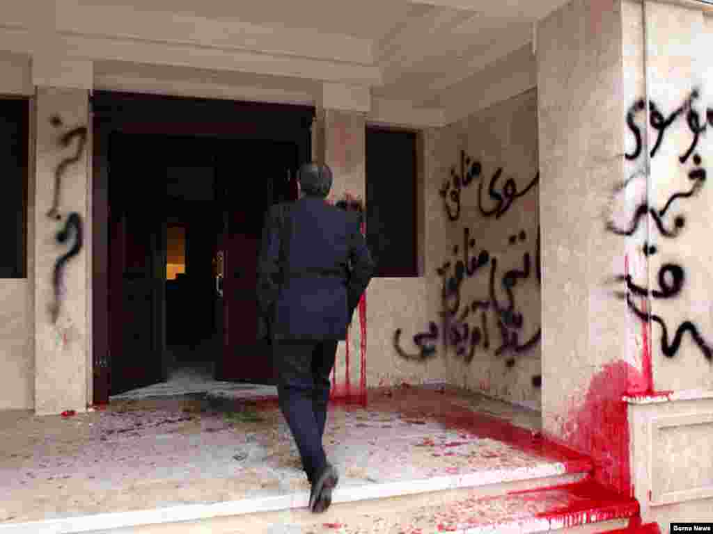Iran -- A man goes to a building sprayed by supporters of government and where former parliament speaker and head of reformist Etemad Melli party Mehdi Karubi lives, Tehran, 14Mar2010  - Iran -- A man goes to a building sprayed by supporters of government and where former parliament speaker and head of reformist Etemad Melli party Mehdi Karubi lives, Tehran, 14Mar2010 