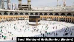 Pelegrinët myslimanë duke mbajtur distancë fizike gjatë kryerjes së Haxhit në Mekë, Arabi Saudite.