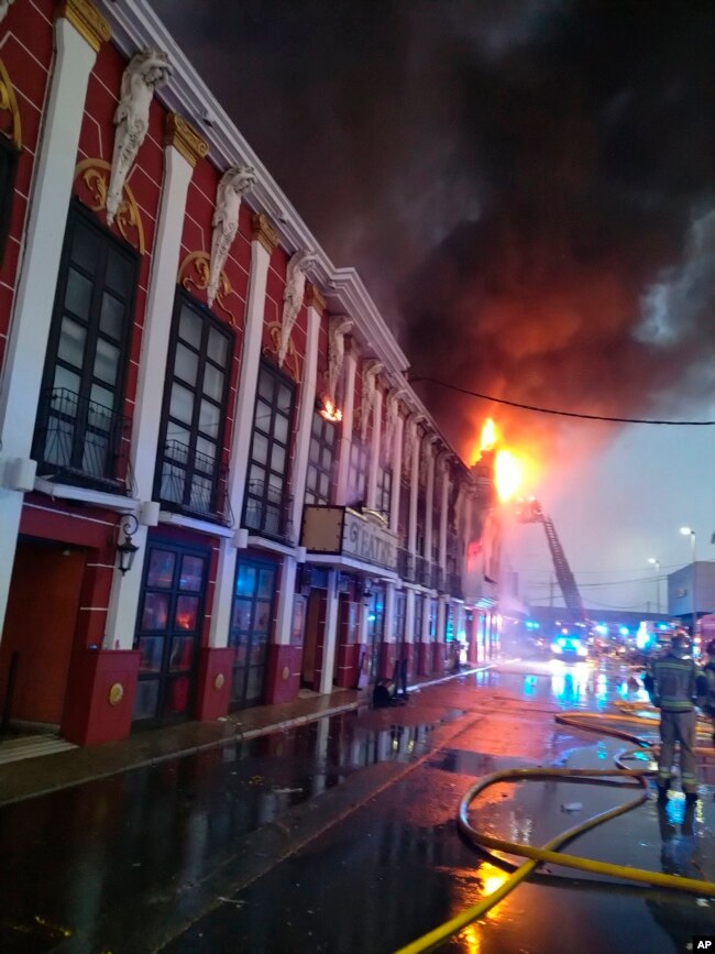 Zjarrfikësit duke e luftuar zjarrin në një klub nate në Murcia, Spanjë, 1 tetor 2023.